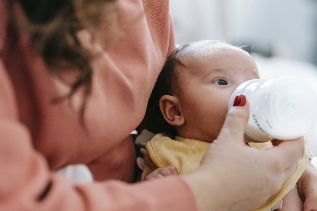 Acqua ai neonati: quando darla la prima volta?